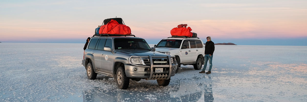 Uyuni Bolivia - pessoas pulando no deserto de sal