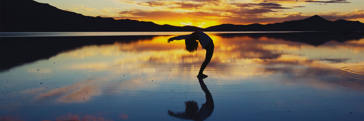 Uyuni Bolivia - People at the salt flats at sunset