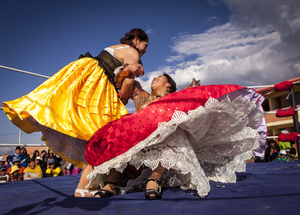 Bolivian Cholita Wrestling - Cholitas wrestling in ring