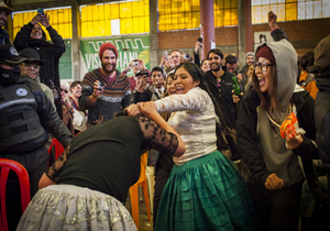 Bolivian Cholita Wrestling - Cholita grabbing another cholitas hair 