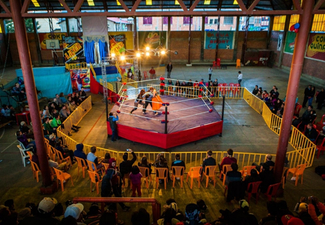 Bolivian Cholita Wrestling - Cholita fight with small crowd